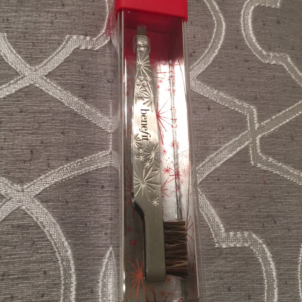 Benefit grooming tweezer and brush